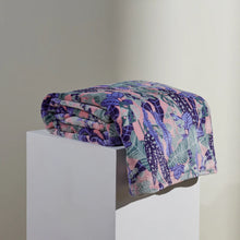 Load image into Gallery viewer, Hazel teppi (10017898398012)

